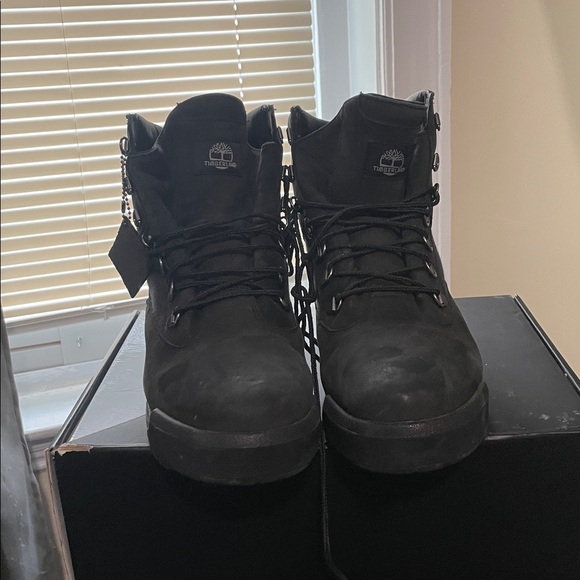 Timberland Dark Boots with Lace-Up Design - Picture 1 of 4